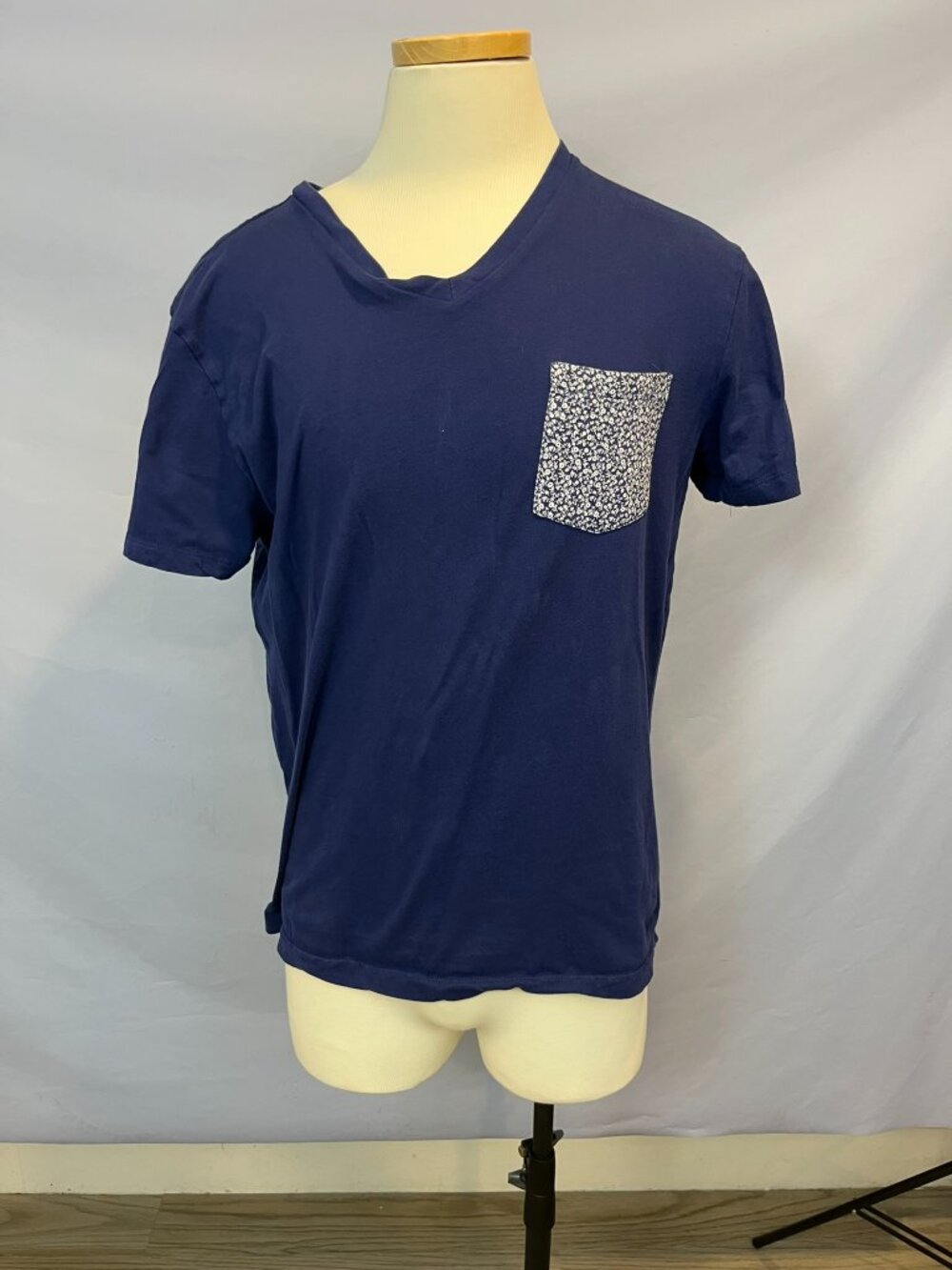 Express V-Neck Pocket T-Shirt Men’s L Navy Blue Floral Print Chest Pocket Short